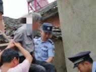 寧國：八旬老人被困房頂無法動彈 警民聯(lián)合施救