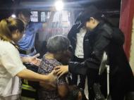 六安：屋內傳出濃煙獨居老人被困 民警及時解救送醫