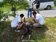 涇縣：患病老人跌進水溝 暖心民警迅速救助