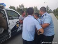 利辛：女子路邊口吐白沫 民警開警車緊急送醫 