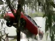 轎車墜湖司機(jī)被困 蚌埠小伙杭州跳水砸窗救人