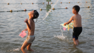 小暑節氣 合肥市民天鵝湖戲水納涼（組圖）