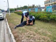 六安：民警偶遇“老熟人”，老人醉倒路中央