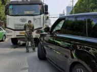 好險(xiǎn)！女子被卡攪拌車下拖行 市民駕車逆行冒險(xiǎn)攔停