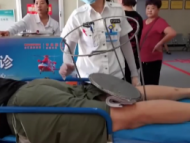 男子医院坐塌板凳  惨被凳子的钢架刺穿右腿