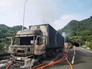 六安：大貨車高速公路上失火被燒成空殼  幸無人員傷亡