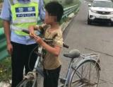 惊险!熊孩子骑无刹车自行车上高速“飚行”7公里