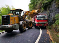 休寧：103省道休寧柱棒堀段塌方交通中斷，公路部門奮力搶通