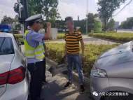 六安一男子醉酒駕駛，面包車“飛”上綠化帶