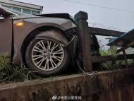 六安：小轎車撞向大橋護欄  距離下橋僅有0.01厘米