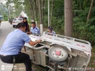 亳州：電動車側翻女子被困  幸得民警及時救助