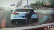 金寨：故意遮擋號牌被路人拍抖音，民警在看守所找到嫌疑人并處罰 