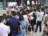 小学新生报名家长凌晨排队 教育部门:不分先来后到