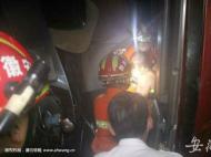 萧县境内凌晨两货车追尾均侧翻  一人被困