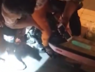 亳州一女童腳卡電動車 消防員小心施救
