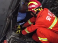 馬鞍山：鏟車避讓對(duì)面車輛翻到溝里 駕駛員被困消防施救