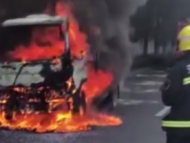 蕪湖一輛裝載電動(dòng)車的小貨車起火 消防緊急撲救