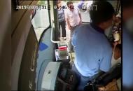粗心爺爺奶奶將孩子落公交車 合肥7路公交車暖心駕駛員報(bào)警找回家人
