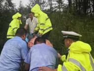 暴風(fēng)雨中安慶一男子被困野外 民警搜尋營救