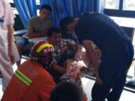 一歲小孩手指被卡住 東至民警消防聯手成功救援