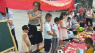 合肥翡翠学校小雏鹰组织义卖活动 只为给老人献爱心