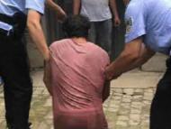 亳州一盗窃嫌疑人指认现场 当场下跪致歉求原谅
