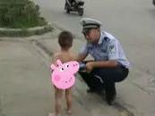 太大意！宿州一幼童赤脚在车流中穿行 家长竟不知