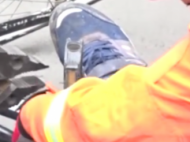 蚌埠一老人腿被卡自行車內 消防員緊急施救