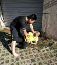 鞋跑掉了，也不放過你！南陵民警赤腳追擊嫌疑人