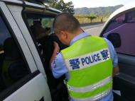 老人在高速公路超車道上“閑庭信步”，六安警方及時護送其回家