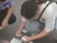 亳州一男子違規(guī)行駛倒地受傷 “最美女子”協(xié)助民警救助守護(hù)