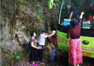 黟縣：旅游大巴事故被困，巡邏民警援手相助