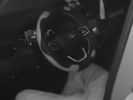 轎車撞上護欄 蕪湖一“酒司機”竟呼呼大睡