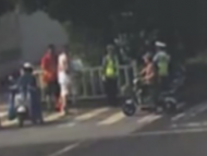 民警烈日下汗流浃背 颍上男子抱来一箱矿泉水：解解暑吧！