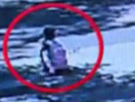 危險！幼童騎扭扭車上馬路 民警沖過去將孩子抱走
