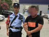 男子非法運輸販賣汽油 查處現場佯裝看熱鬧被識破