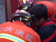 木板掉落井下 安慶一工人被砸昏迷