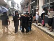 老街遭遇洪水險情 寧國特巡警緊急救援