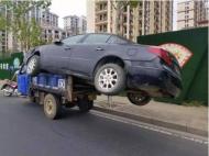 六安：三輪車竟馱著小轎車路上飛馳，交警趕緊將其攔下  