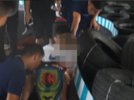 阜阳10岁男孩玩卡丁车 腿卡赛道隔离栏无法动弹