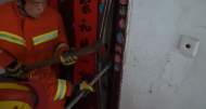 滁州2歲孩子被反鎖家中 消防員破拆房門