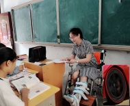95后女老师坐轮椅上课 摔伤左腿仍放不下学生 