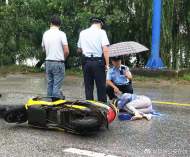 郎溪一女子車禍?zhǔn)軅?民警為她撐傘遮風(fēng)雨