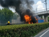 貨車自燃現場濃煙滾滾 合肥消防快速救援