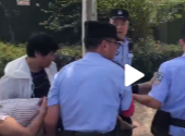七旬老人掉進窨井昏迷 合肥民警將其救起送醫