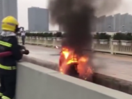 電動(dòng)車騎行在橋面上突然起火 蕪湖消防及時(shí)救援