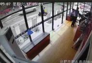 合肥一小男孩在馬路邊撿到20元錢 交到警察叔叔手里邊