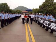 淮北民警戴志军境外执行任务时牺牲 800余人冒雨送别