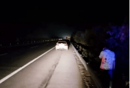 高速行車被不明物體砸中發生故障，六安交警及時救助 