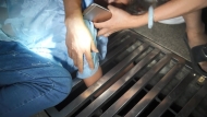 女孩撿玩具手臂被卡噴泉下水道網(wǎng) 肥西消防解困